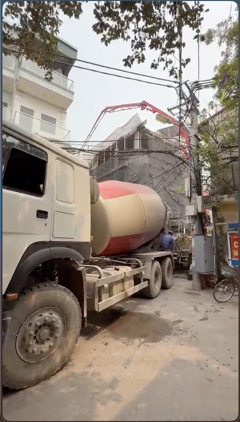 Đổ bê tông cho công trình tại khu biệt thự Vườn Đào, Tây Hồ