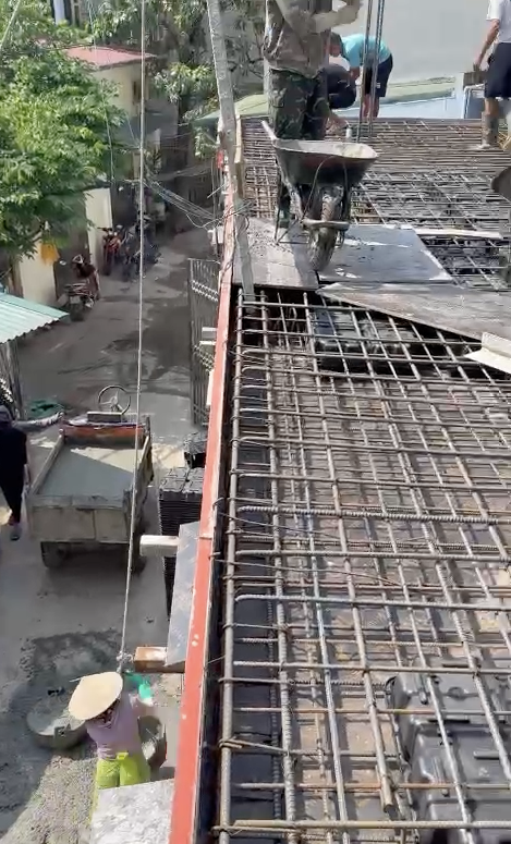 Phần 2 Đổ bê tông tươi cho nhà riêng trong ngõ sâu tại phố Cầu Cốc, Tây Mỗ, Hà Nội - Bê tông thương phẩm, Bê tông chèm An Khánh, Bê tông tươi Hà Nội