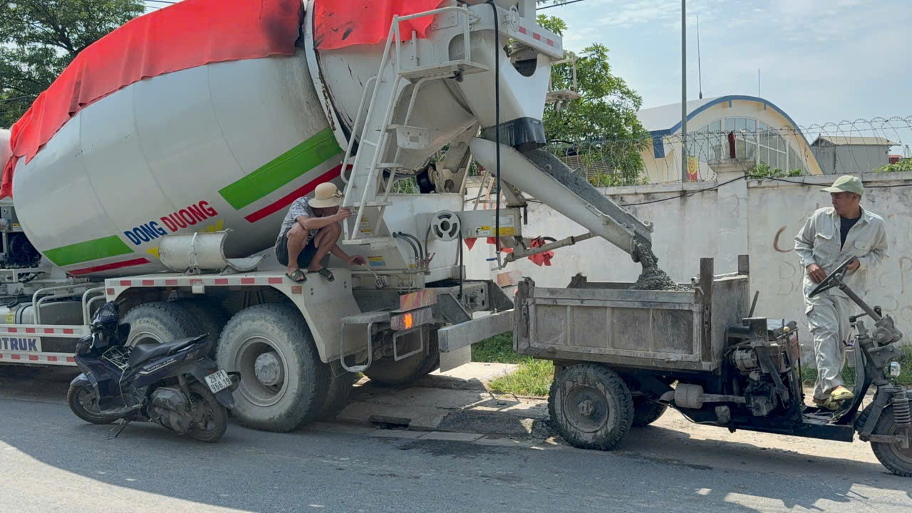 Gần trưa đã tập hợp đủ thiết bị để cấp bê tông cho nhà dân trong ngõ sâu tại phố Cầu Cốc, Tây Mỗ