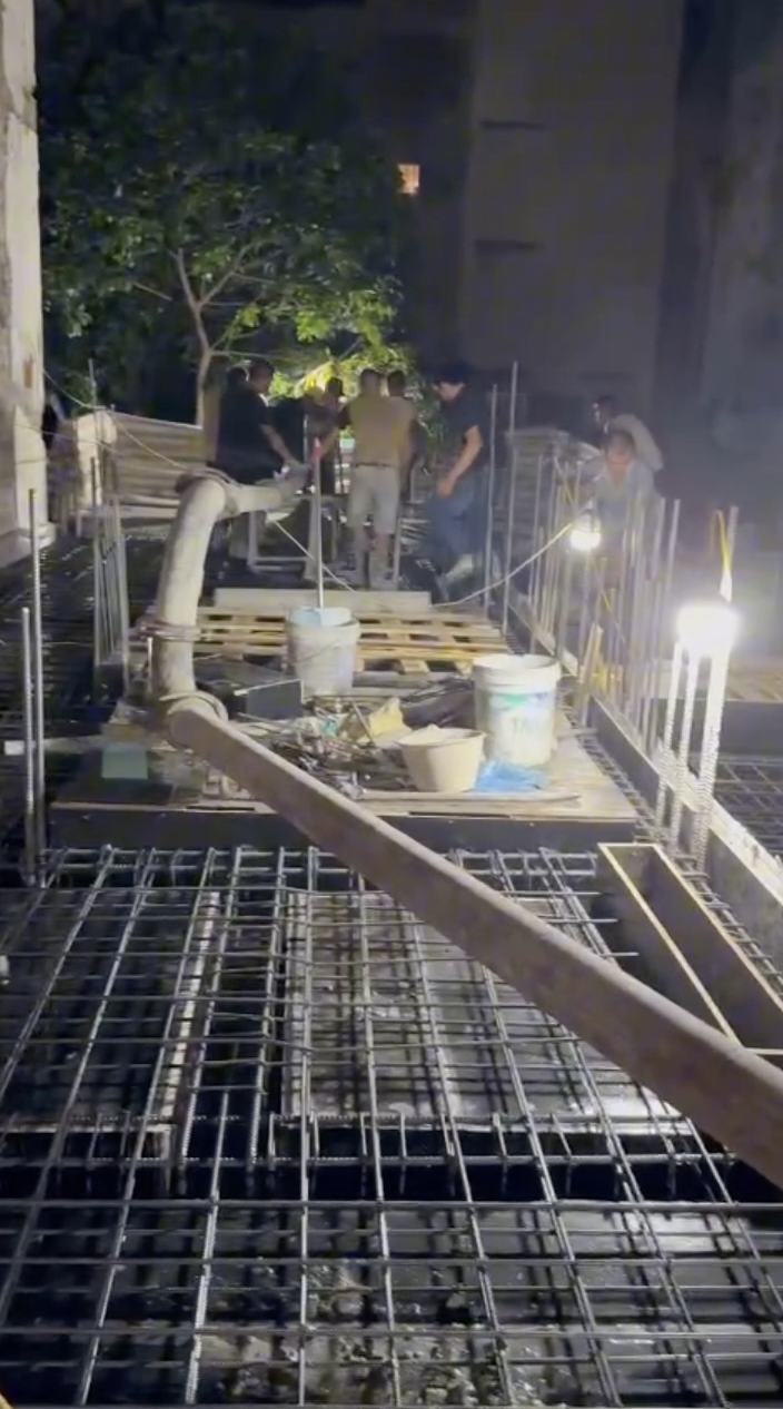 Đổ bê tông mái ở 40 Tô Vĩnh Diện, phường Khương Trung, Quận Thanh Xuân, TP Hà Nội