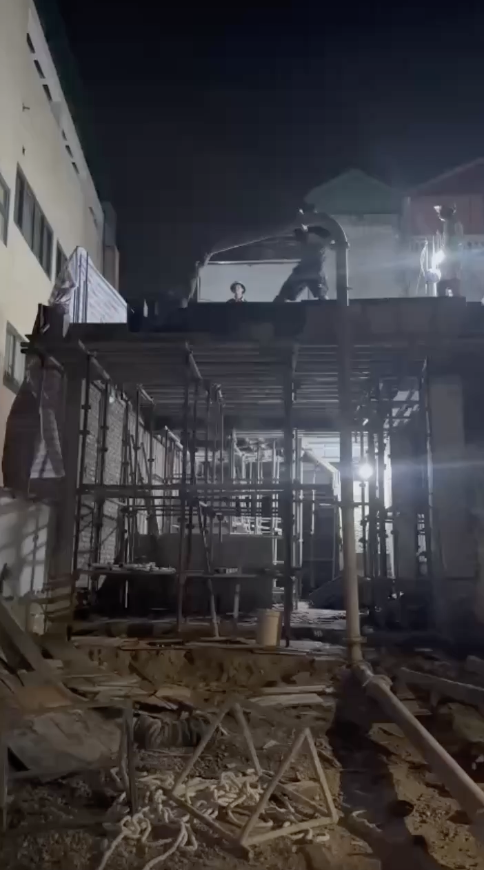 Đổ bê tông bơm mái ở Định Công Hạ, Thanh Xuân, TP Hà Nội